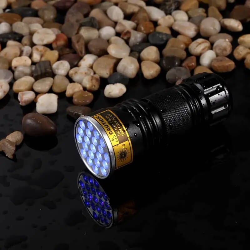 Powerful 21 LED pocket UV lamp | Intelligent Design Meets Reliable, Long-Lasting Everyday Performance